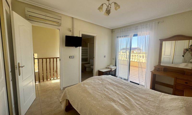 Re-sale - Villa - Villamartin